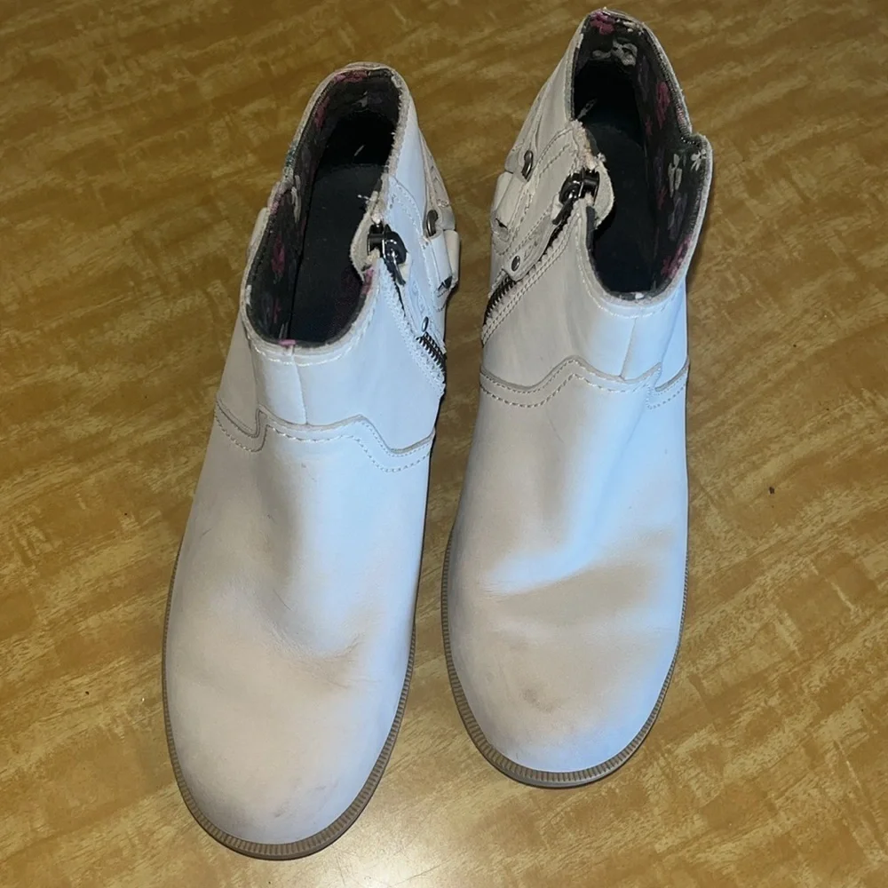 Teva cream leather Foxy booties size 6.5 low heel / preowned